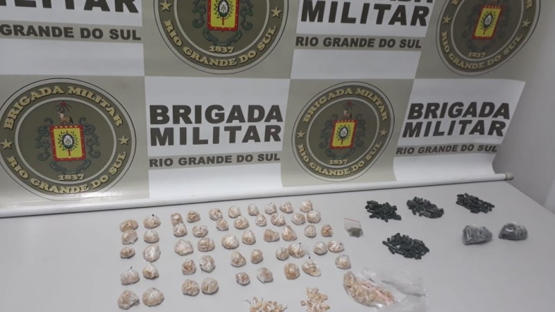 Bm De Gravata Prende Homem Por Tr Fico De Drogas Brigada Militar