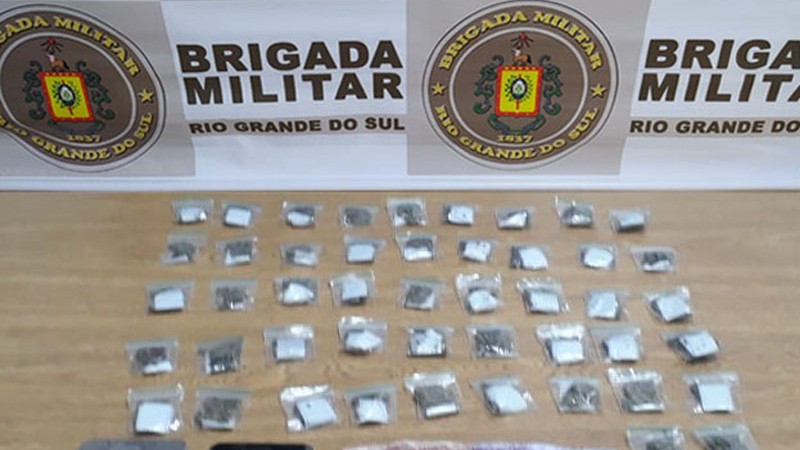 Rocam Do Bpm Prende Dupla Por Tr Fico De Drogas Brigada Militar