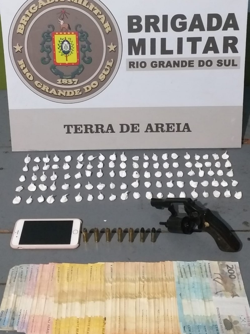 Quatro pessoas são presas pela BM arma e drogas em Terra de Areia