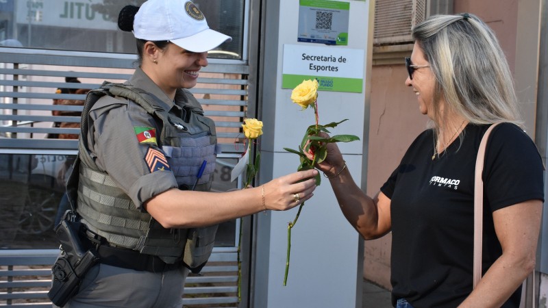 Policiais Militares Femininas do 3º RPMon realizam doações de rosas em