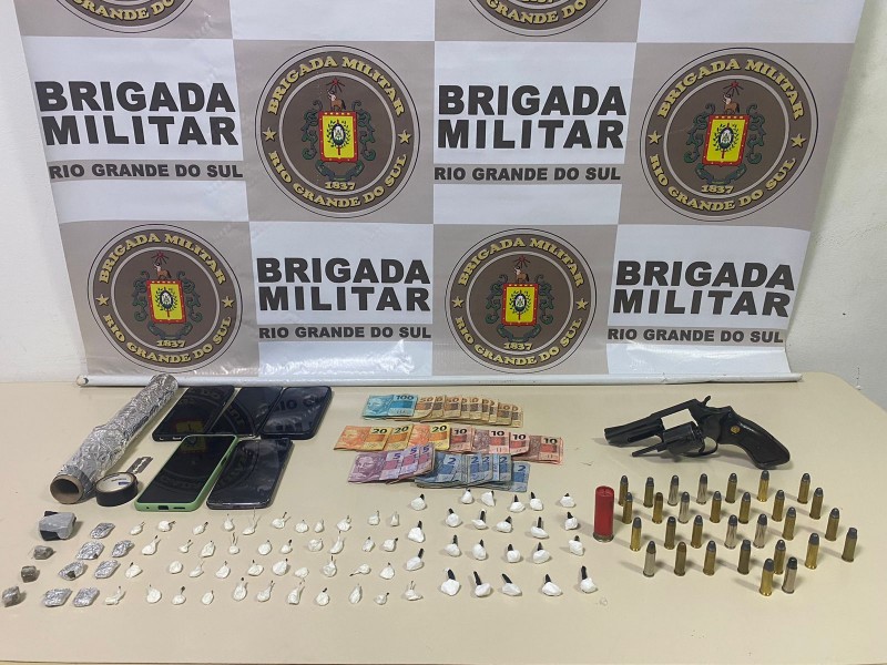 Três pessoas são presas por tráfico de drogas e porte ilegal de arma de