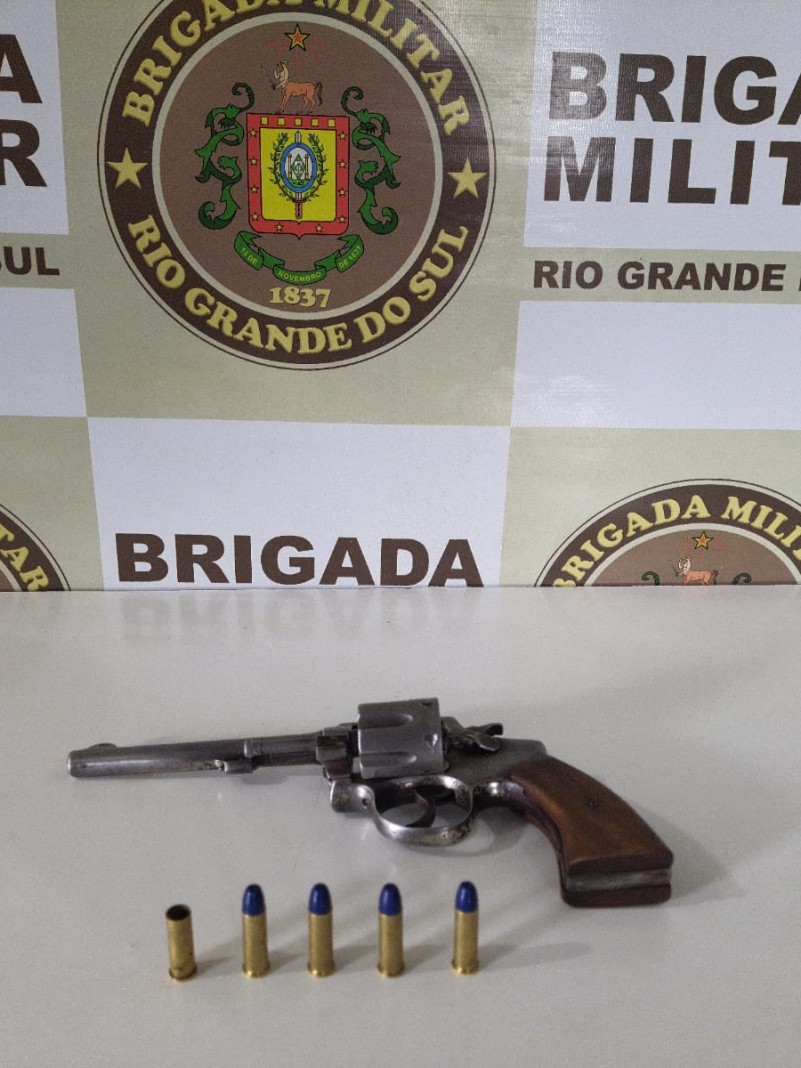 Prisão de homem por porte irregular de arma de fogo Brigada Militar