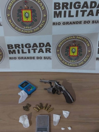 Brigada Militar Efetua Pris O Por Porte Ilegal De Arma De Fogo E