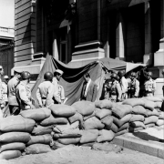 grupo de sete homens da brigada atrás de barricada em frente ao Palácio Piratini 