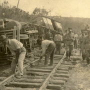 Homens desobristruindo linha férrea
