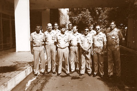 Grupo de 10 oficiais da brigada lado a lado de frente para a foto