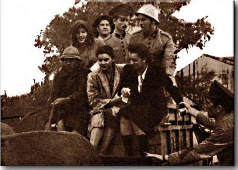 A primeira dama Avani Cordeiro de Farias (sentada ao centro), em meio a um grupo de 6 pessoas, em uma carroça da BM