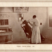 Médico uniformizado atendendo paciente em uma sala hospitalar