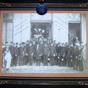 Homens uniformizados posando para uma foto na entrada da Linha de Tiro