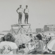 Dois salva-vidas na beira-mar na década de 1970