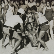Salva-vidas atendem banhista que foi resgatada do mar na década de 1970