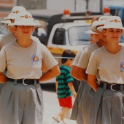 Policiamento feminino em temporada de verão com antigo uniforme