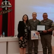 entrega de mimos aos palestrantes
