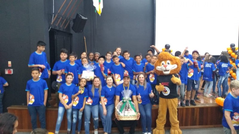 Emoção marca formatura de crianças e adolescentes que participaram do Proerd