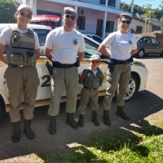 Policiais que foram realizar a entrega do presente