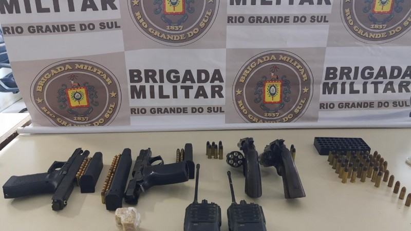 Dois homens são presos por tráfico de drogas e porte ilegal de arma na Ilha do Pavão