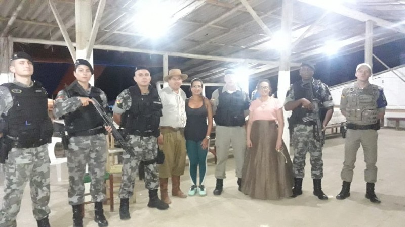 Prefeito Cirano Camargo e esposa Sheila, Jaquimar Nunes Patroa do CTG juntamente com o efetivo da Brigada Militar