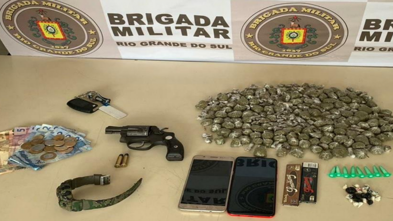 Três homens são presos por tráfico de drogas e porte ilegal de arma de fogo em Porto Alegre