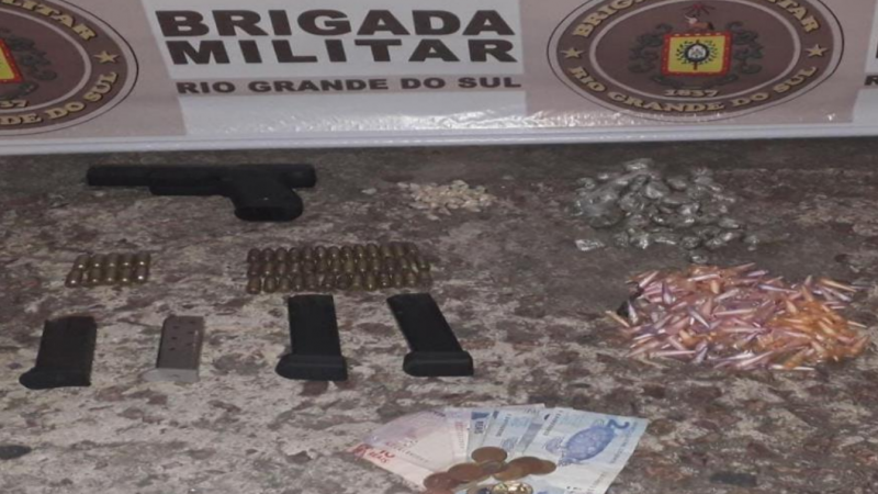 Homem é preso com drogas, arma e munição em Porto Alegre