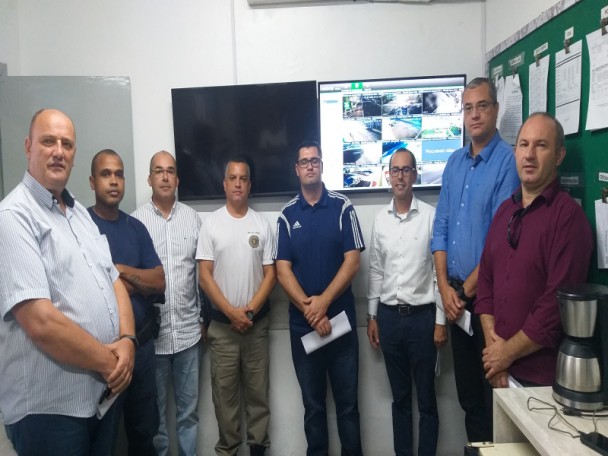 Empresários de Cachoeirinha visitando a sala do Espelhamento das câmeras