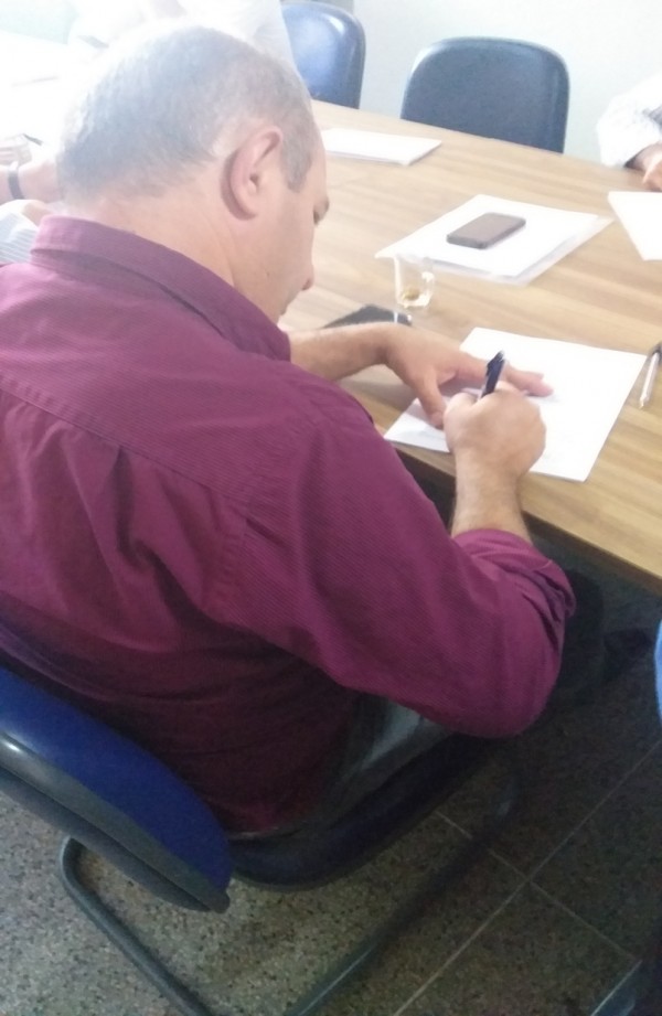 Empresário de Cachoeirinha assinando acordo de cooperação