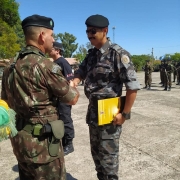 militar do exército entregando homenagem ao Pm da BM