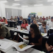 participantes sentados em aula