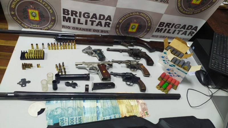 armas, munição dinheiro