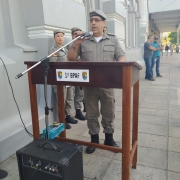 comandante falando aos presentes