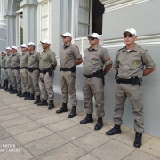 militares postados frente a prefeitura