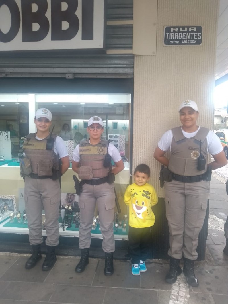 Policiais com criança