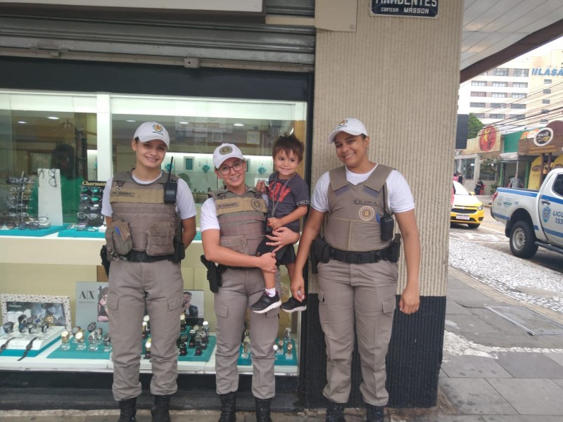 Policiais com criança