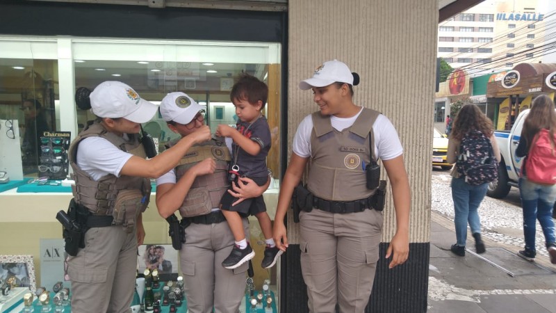 Policiais com criança