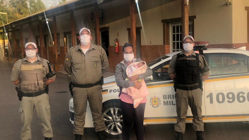 policiais com a bebê
