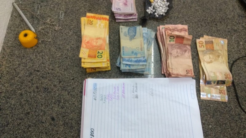 material aprendido: dinheiro, celulares, droga e caderno com anotações do tráfico.
