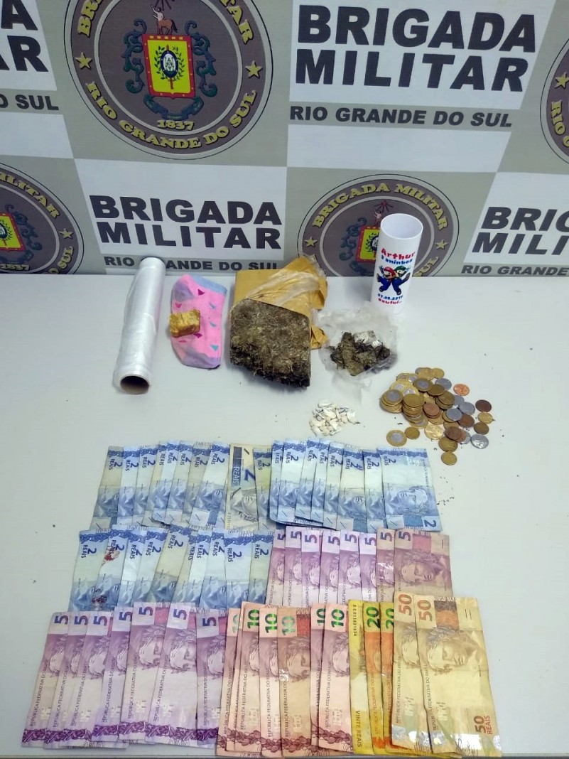 A imagem mostra uma mesa com dinheiro e drogas