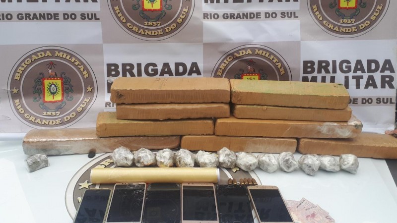 9º BPM prende mulher por tráfico de drogas no bairro Floresta em Porto Alegre