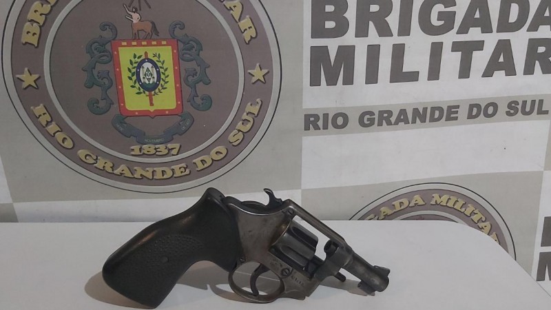 PMs do 19ºBPM prendem homem com arma em Porto Alegre