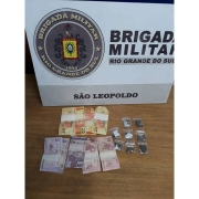 dinheiro e droga apreendida