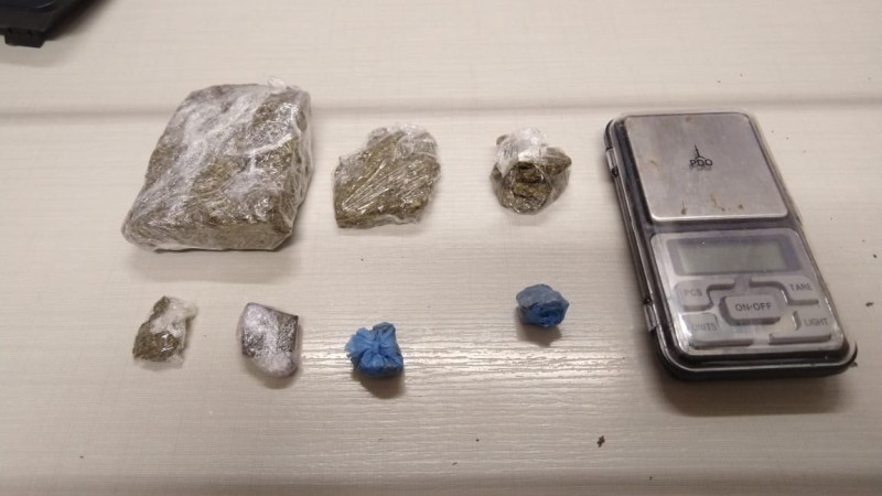 porções de maconha e balança de precisão