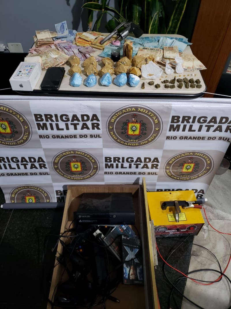 Drogas e peças de carros apreendidas em ocorrência de receptação de veículo