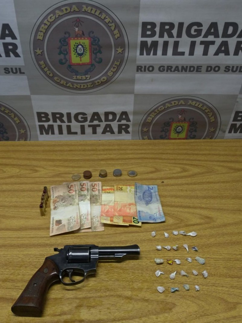 Arma e drogas apreendidas