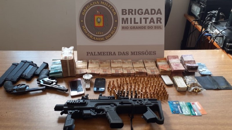 Material usado pelos criminosos na ação.
