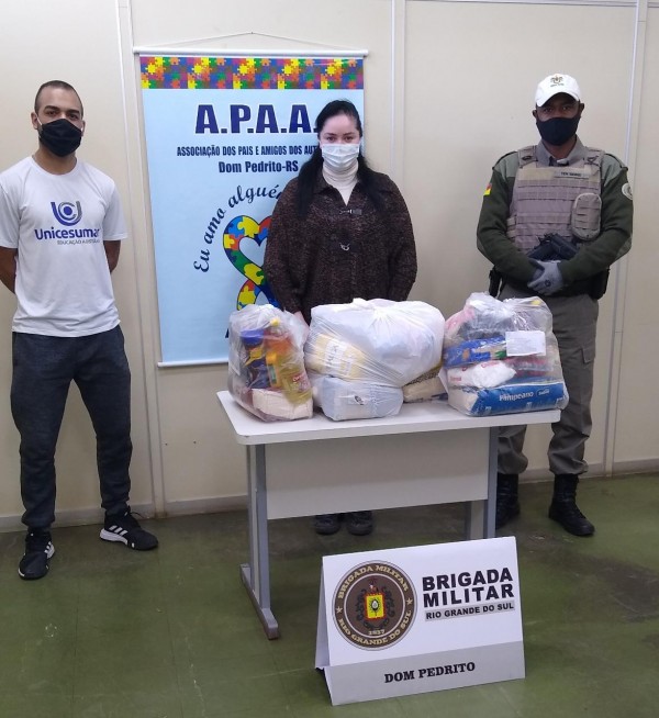 Entidade recebendo alimentos
