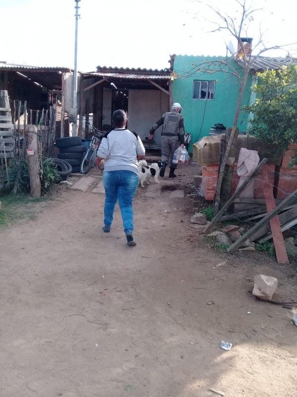 PMs entregando os alimentos