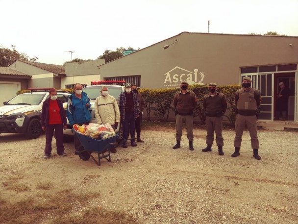 PMs entregando os donativos