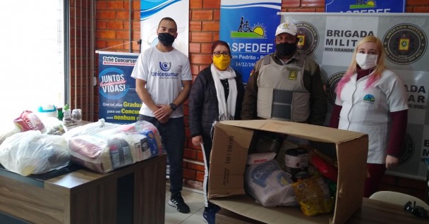 PMs entregando os alimentos