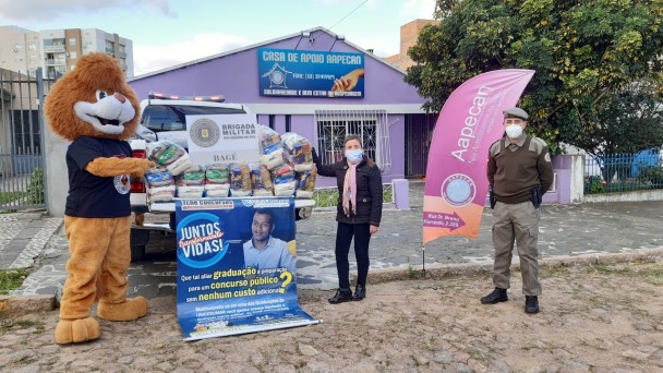 PMs entregando alimentos em entidade
