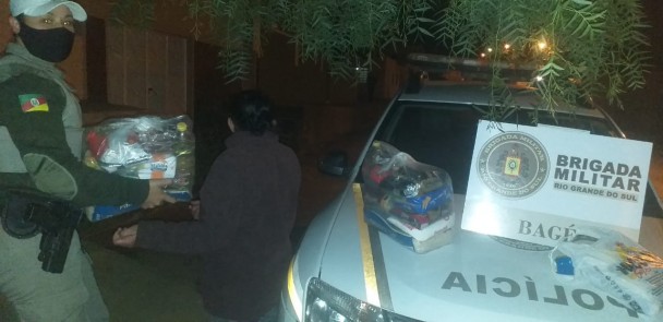 PMs entregando os alimentos