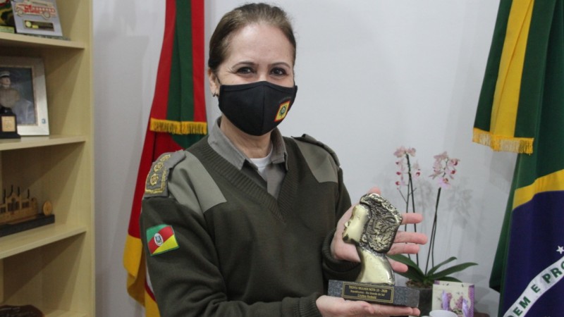 Chefe do Estado-Maior da BM recebe troféu Mulher Nota 10